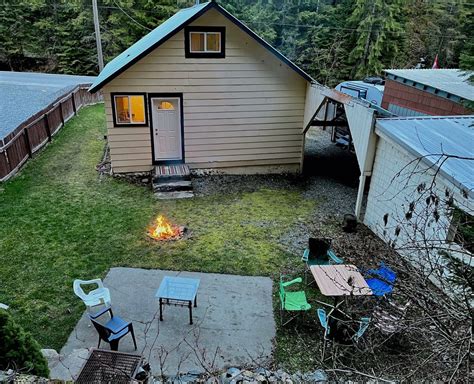 Hiawatha hideout  Escape to our secluded off-grid log cabin with modern comforts